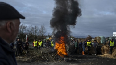 La protestas de los agricultores por Mercosur mantienen cortadas carreteras en Cataluña y Galicia y bloqueado el puerto de Tarragona