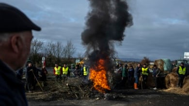 La protestas de los agricultores por Mercosur mantienen cortadas carreteras en Cataluña y Galicia y bloqueado el puerto de Tarragona