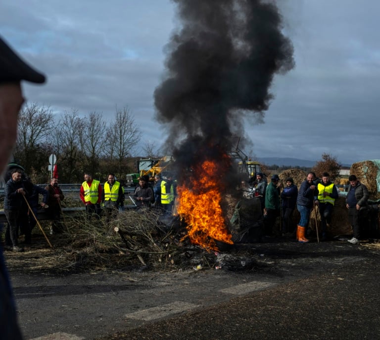 La protestas de los agricultores por Mercosur mantienen cortadas carreteras en Cataluña y Galicia y bloqueado el puerto de Tarragona