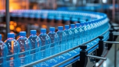 El importante aviso de la OCU sobre el agua embotellada