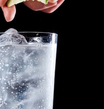 Estos son los beneficios desconocidos de tomar agua con gas