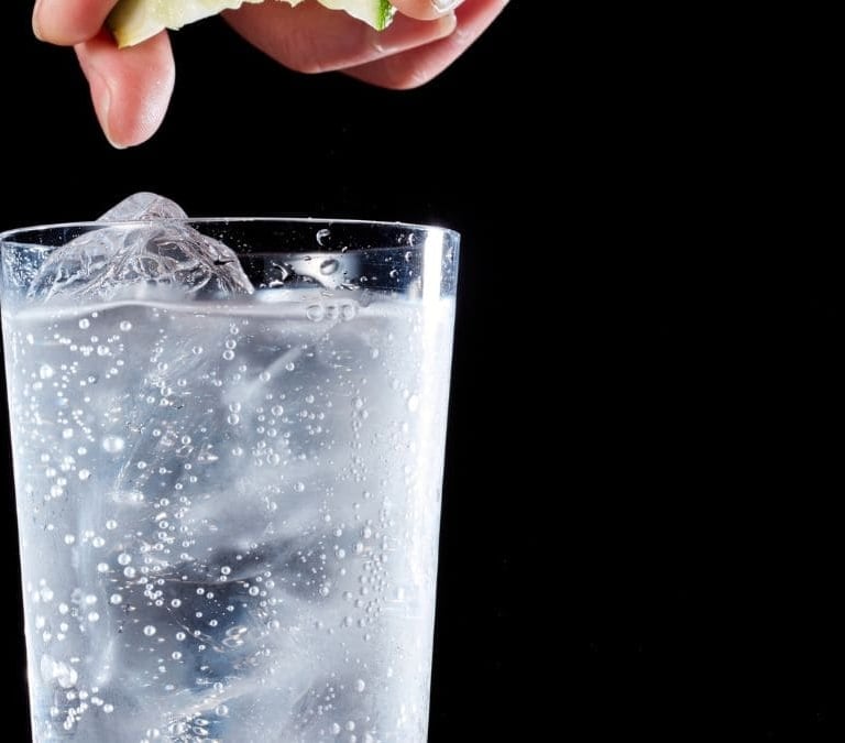 Estos son los beneficios desconocidos de tomar agua con gas