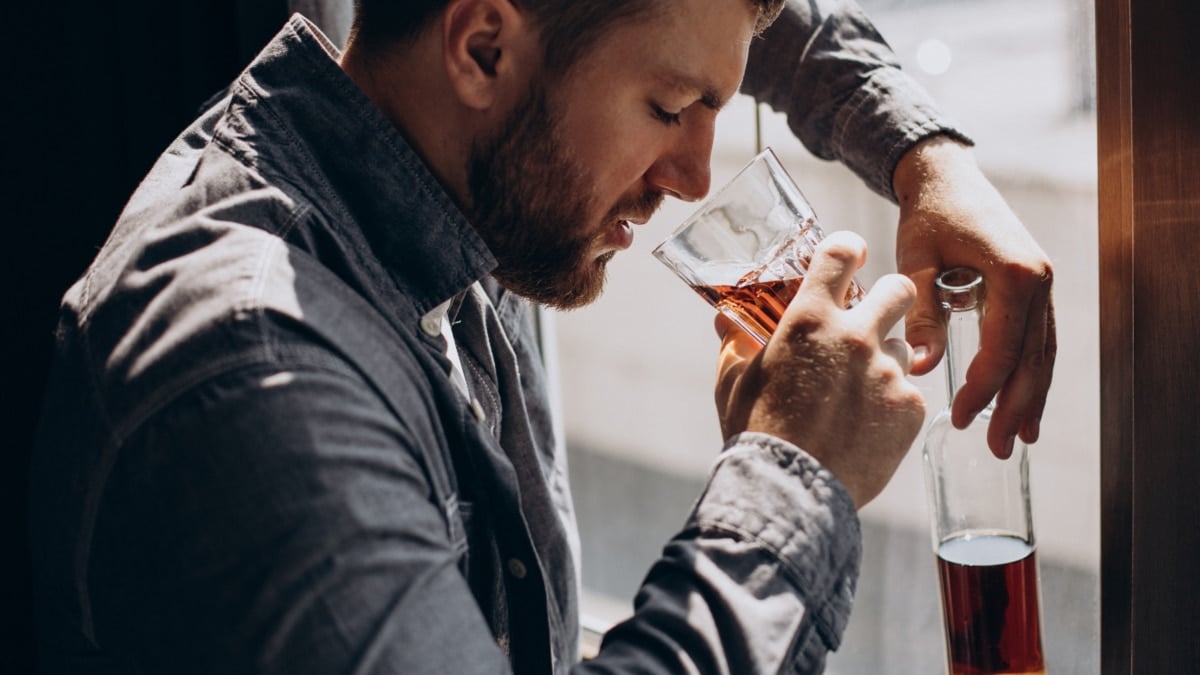 Hombre joven bajo los efectos del alcohol.