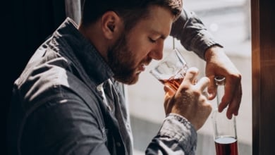 Esto es lo que el alcohol le hace a tu cerebro, según especialistas