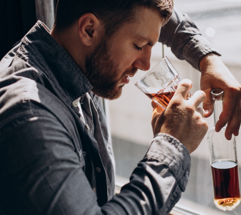 Esto es lo que el alcohol le hace a tu cerebro, según especialistas