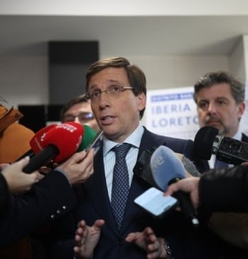 Almeida segura sentir "muchísima envidia" de Juanma Moreno por hacer de Baltasar: [...]