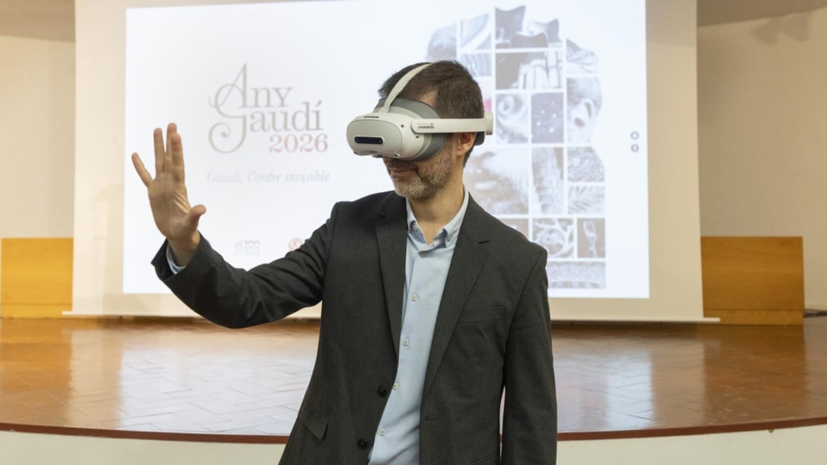 Explicación de la experiencia inmersiva sobre Gaudí durante la presentación del año conmemorativo dedicado al arquitecto.