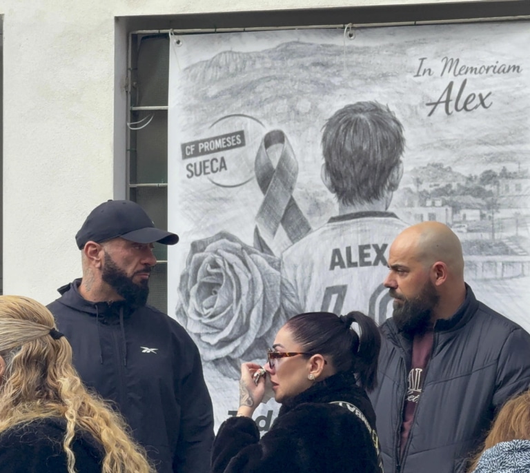 Así ha llegado entre insultos a los juzgados el hombre que confesó el crimen del niño de Sueca