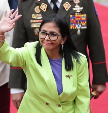 Delcy Rodríguez afirma que si va a Washington irá "de pie y [...]