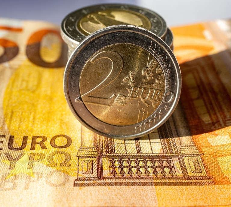 Precio de la luz hoy, 5 de enero de 2026: cómo planificar el consumo para pagar menos