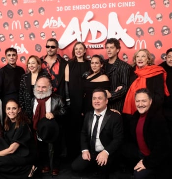 EL reparto de 'Aída y vuelta' en la premiere de la película en Madrid