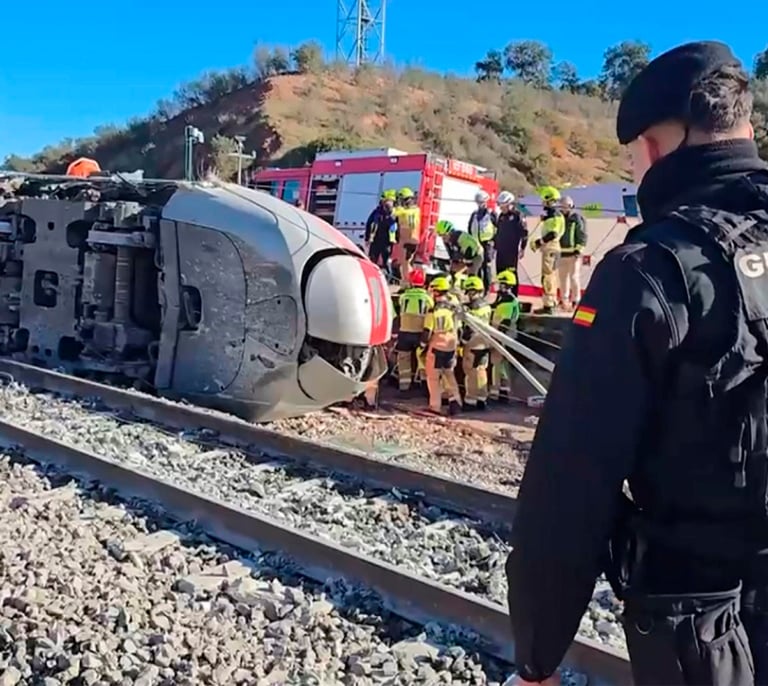 Dos cajas negras, 1.000 efectivos, perros, drones e infografías 3D: así trabaja la Guardia Civil en Adamuz