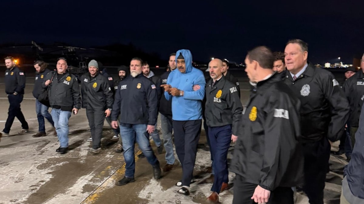 Fotografía que muestra al presidente de Venezuela, Nicolás Maduro, escoltado por agentes de la Administración para el Control de Drogas (DEA) .
