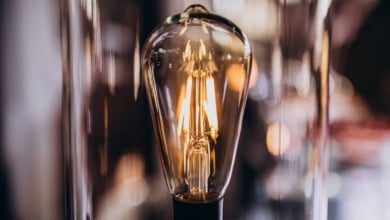 Precio de la luz hoy, 13 de enero de 2026: cómo afecta la iluminación del hogar a tu salud y bienestar