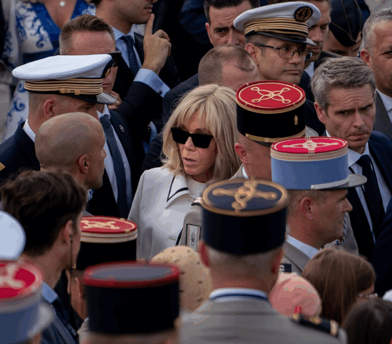 Una médium y un galerista, entre los condenados por ciberacoso a Brigitte Macron