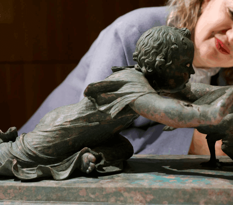 Un coleccionista norteamericano devuelve a España dos bronces de época romana que adquirió sin saber que habían sido expoliados