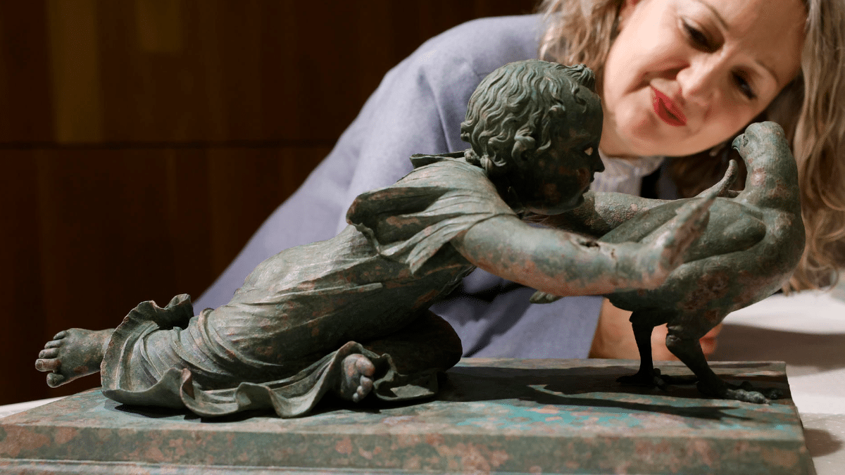 Responsables de la Brigada de Patrimonio Histórico de la Policía Nacional ofrecen este jueves detalles de la recuperación de los grupos escultóricos romanos.