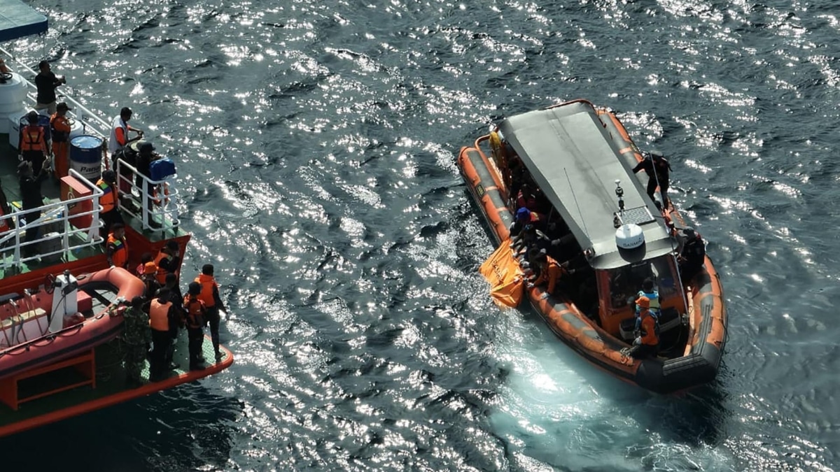 Encuentran otro cuerpo y el casco del barco en el que naufragó la familia española en Indonesia