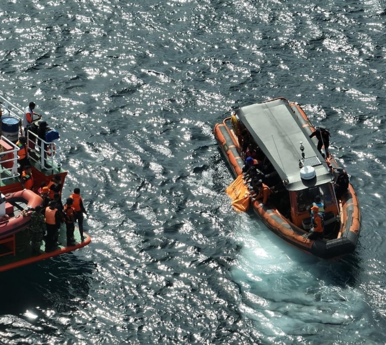 Encuentran otro cuerpo y el casco del barco en el que naufragó la familia española en Indonesia