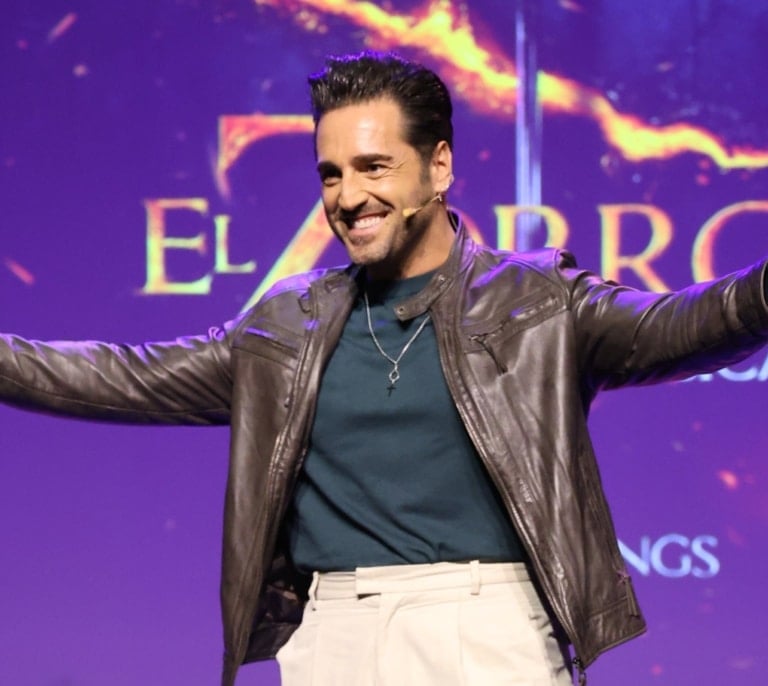 Bustamante volará sobre el escenario para ser El Zorro: "Es uno de los grandes superhéroes"