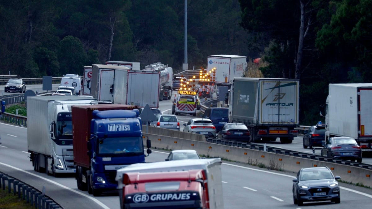 El temporal de nieve bloquea carreteras y provoca la alarma por desabastecimiento en los supermercados