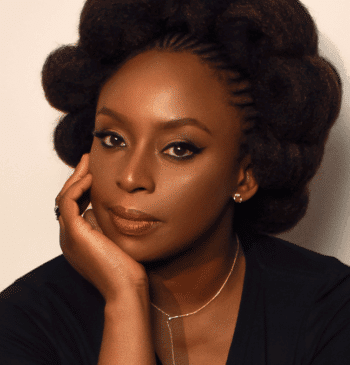 La escritoria Chimamanda Adichie denuncia la muerte por negligencia médica de uno [...]