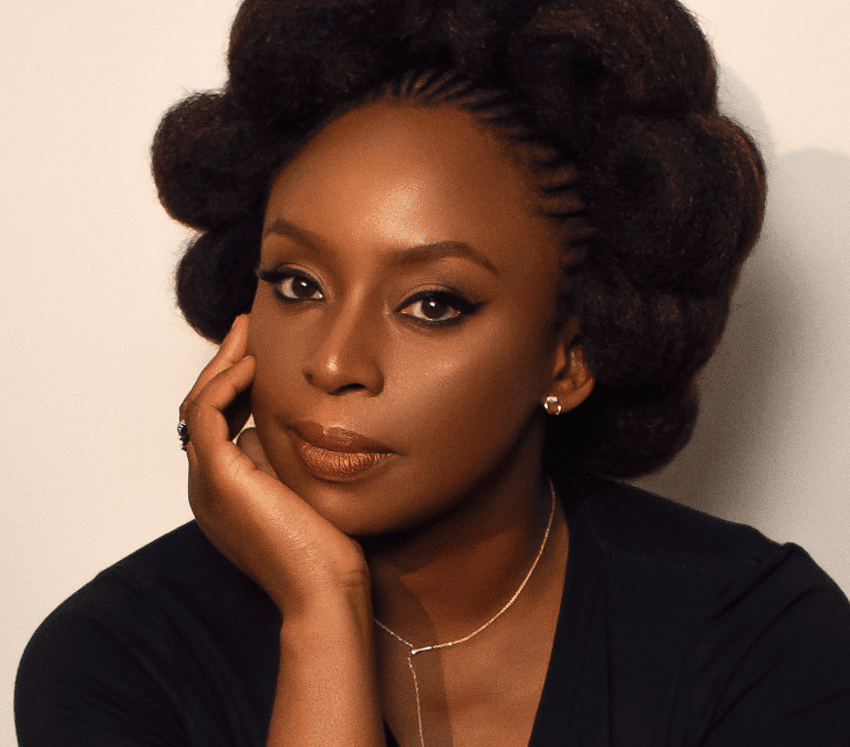 La escritoria Chimamanda Adichie denuncia la muerte por negligencia médica de uno de sus hijos gemelos