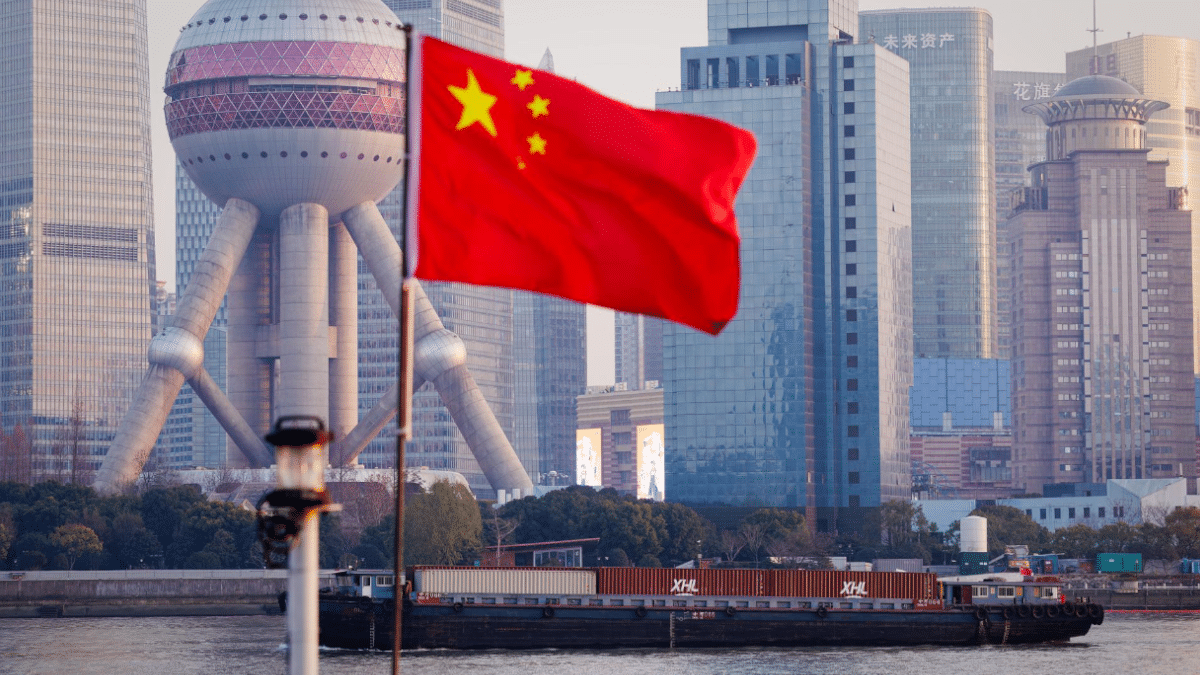 Un carguero surca las aguas del río Huangpu en Shanghai este martes.