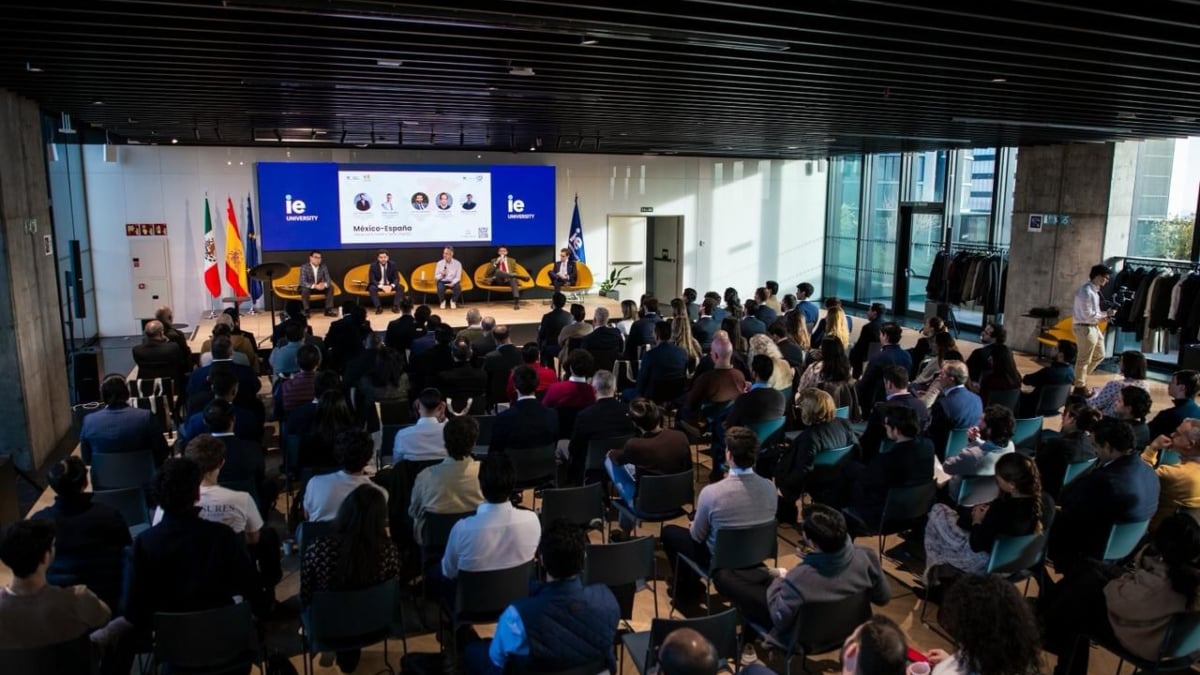 Ponencia sobre inversión: García del Río y Camarillo en IE University