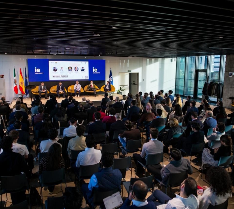 Ponencia sobre inversión: García del Río y Camarillo en IE University
