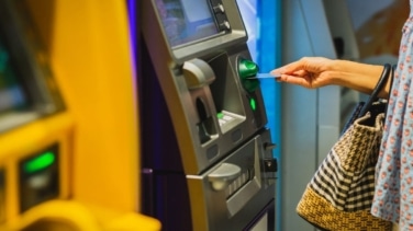 El documento que debes presentar para que no te cierren la cuenta bancaria a finales de enero