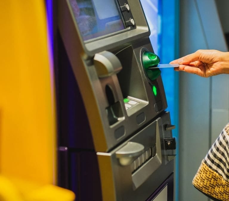 El documento que debes presentar para que no te cierren la cuenta bancaria a finales de enero