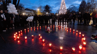 "Los quemados esquían", la "comedia del año": denuncian a Charlie Hebdo por atentar contra la dignidad de las víctimas de Crans-Montana