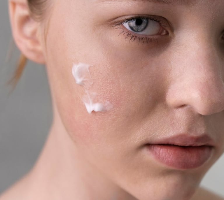 Adiós a los brillos y poros visibles: si tienes la piel grasa y has probado de todo, esta es la crema definitiva