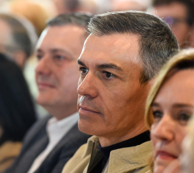 Sánchez alaba a Puente por "dar la cara desde el primer momento" en la gestión del accidente