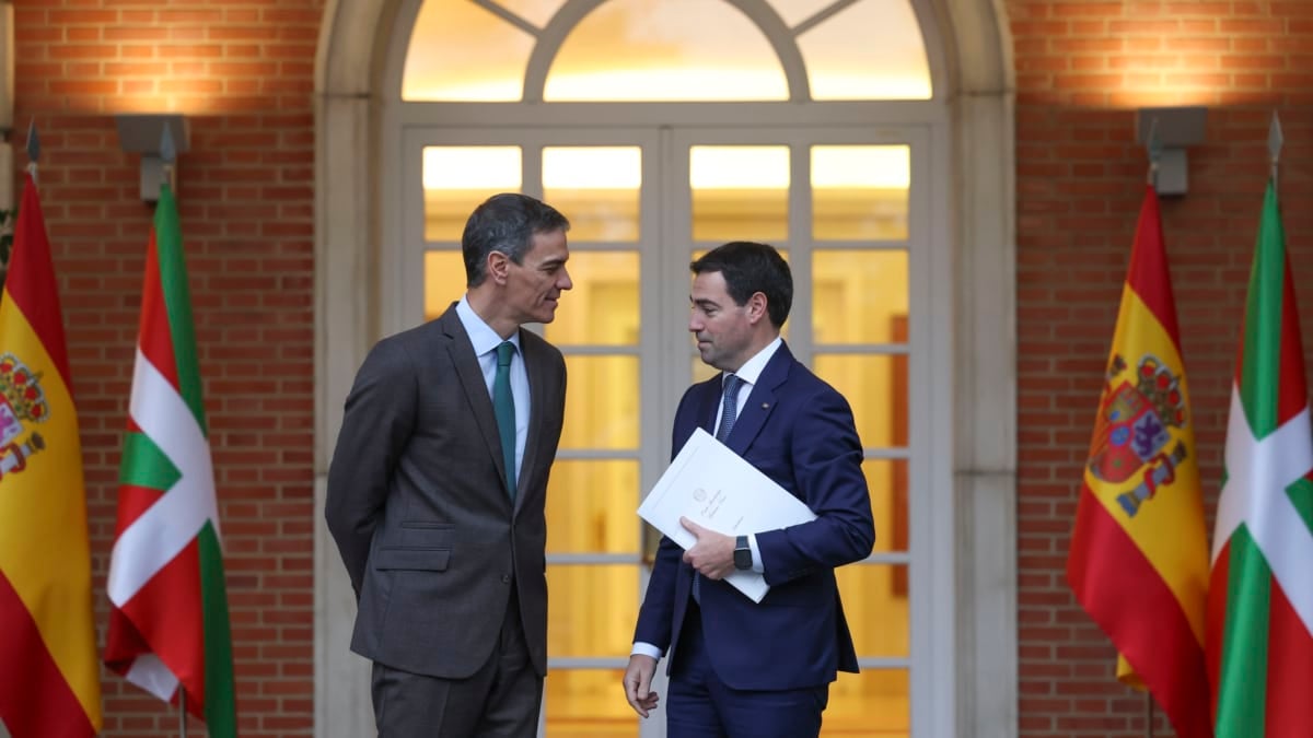 Sánchez y Pradales acuerdan ceder a Euskadi competencias en inmigración y aeropuertos antes de dos meses