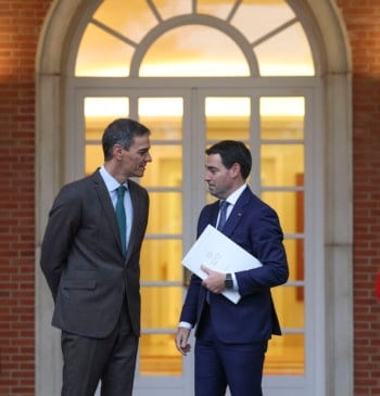 Sánchez y Pradales acuerdan ceder a Euskadi competencias en inmigración y aeropuertos [...]