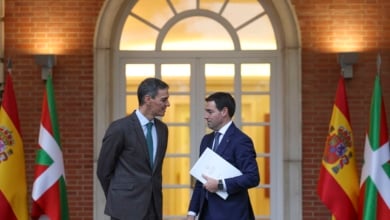 Sánchez y Pradales acuerdan ceder a Euskadi competencias en inmigración y aeropuertos antes de dos meses