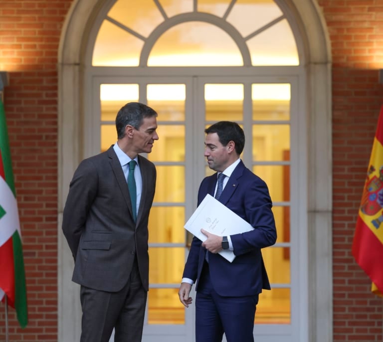 Sánchez y Pradales acuerdan ceder a Euskadi competencias en inmigración y aeropuertos antes de dos meses