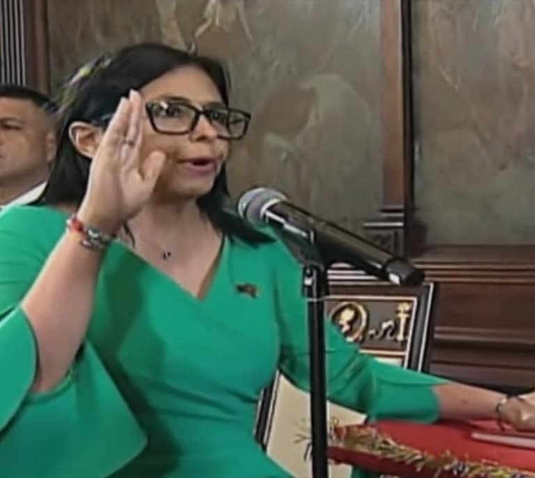 Delcy Rodríguez jura como presidenta de Venezuela "por Maduro y por Chávez"