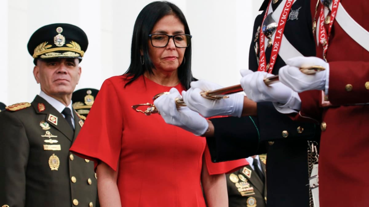 Delcy Rodríguez recibe la insignia de comandante en jefe de las Fuerzas Armadas de Venezuela.