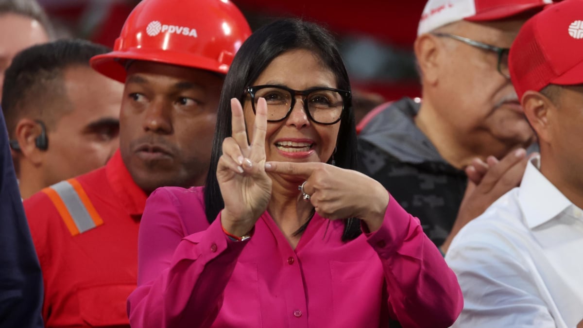 Delcy Rodríguez festeja la firma de la reforma de la Ley de Hidrocarburos en Caracas.