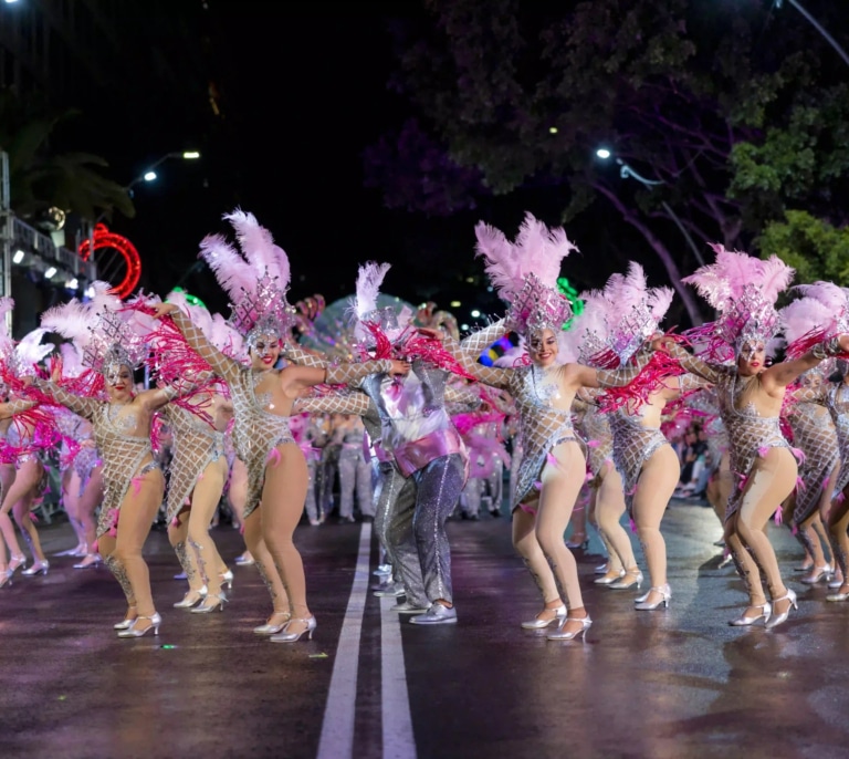 El Carnaval de Santa Cruz de Tenerife convierte a la ciudad en el Río de Janeiro europeo