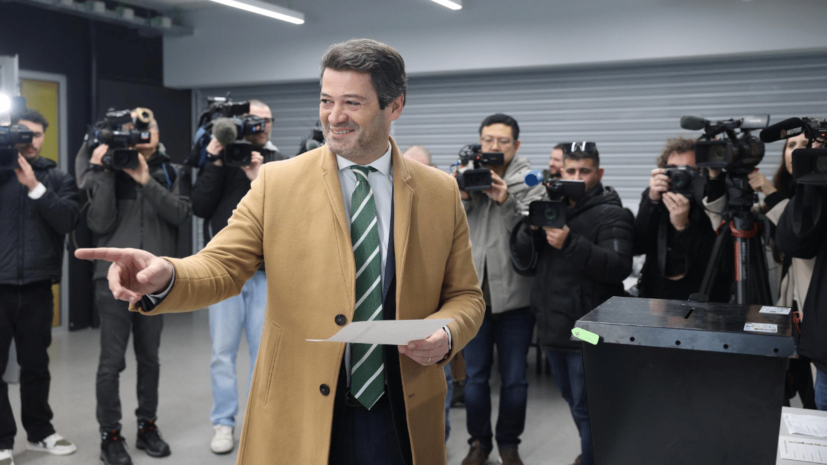 El candidato de Chega, Andre Ventura, deposita su voto esta mañana en Lisboa.