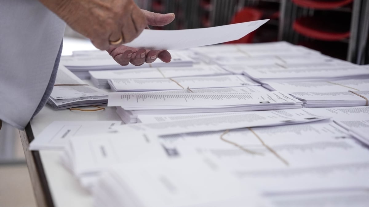 Detalle de una mesa con papeletas en un colegio de Sevilla, en las elecciones europeas de 2024