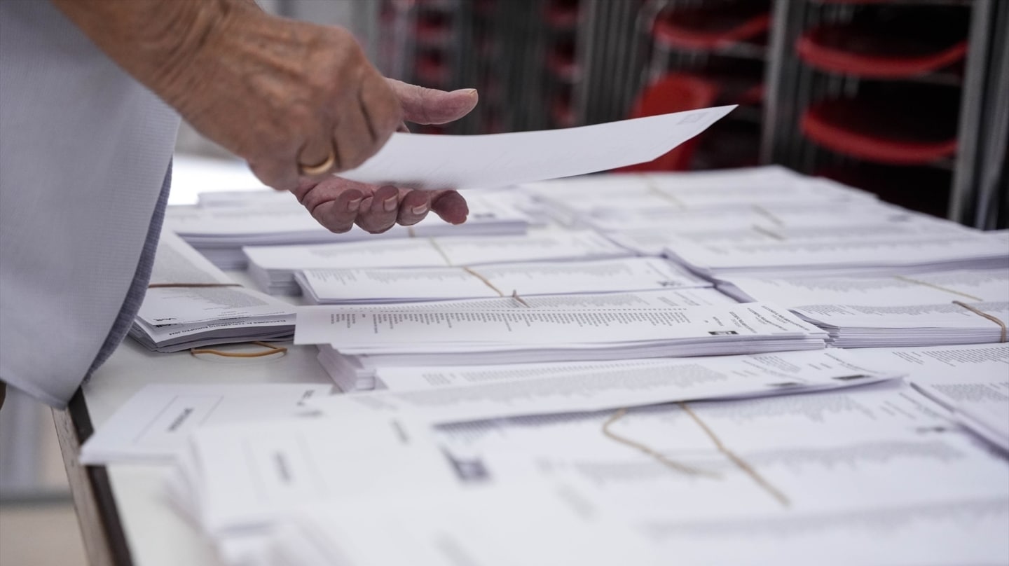 Detalle de una mesa con papeletas en un colegio de Sevilla, en las elecciones europeas de 2024
