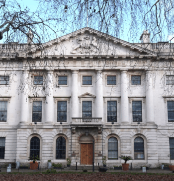 La 'super embajada' de China, el colosal "nido de espías" en el [...]