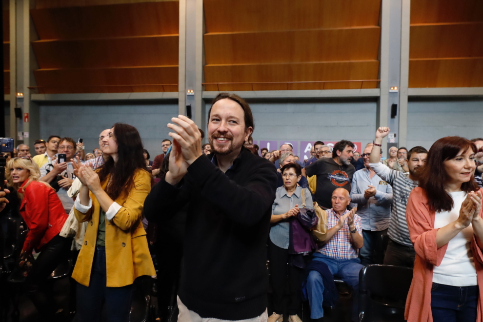 Marta Abengochea en una foto de archivo a la derecha de Pablo Iglesias
