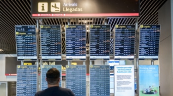Un hombre observa el panel de llegadas en el aeropuerto