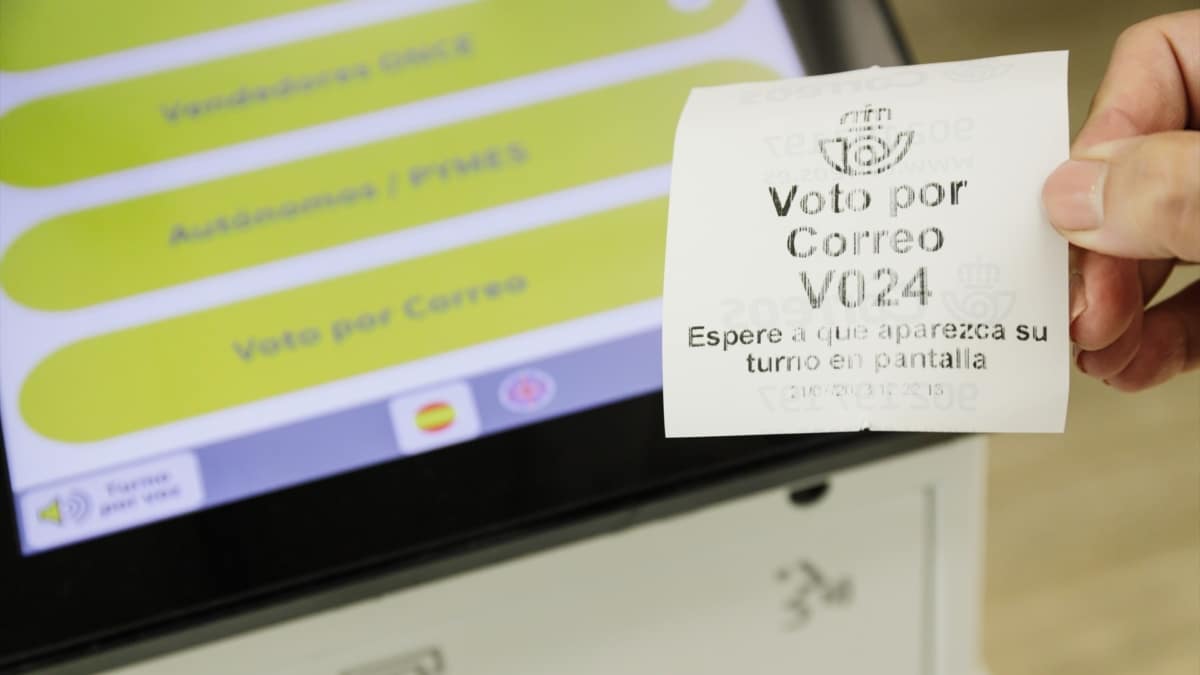 Un ticket de turno de voto por correo en la oficina de Correos